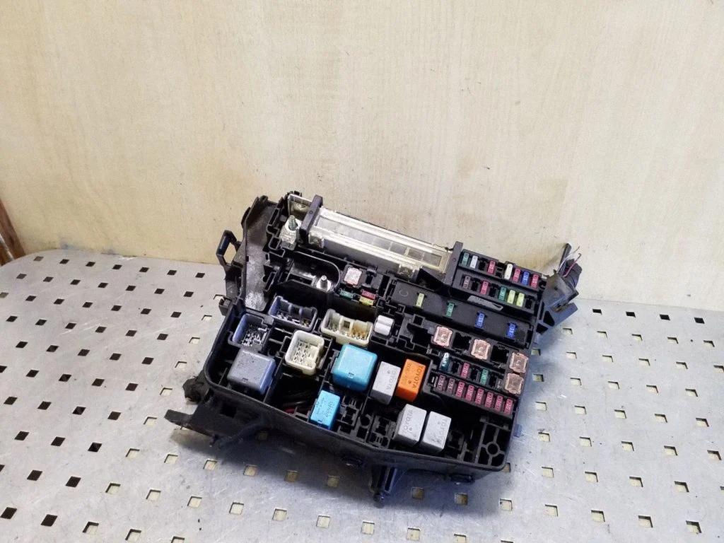 Fuse box set 8211105K51