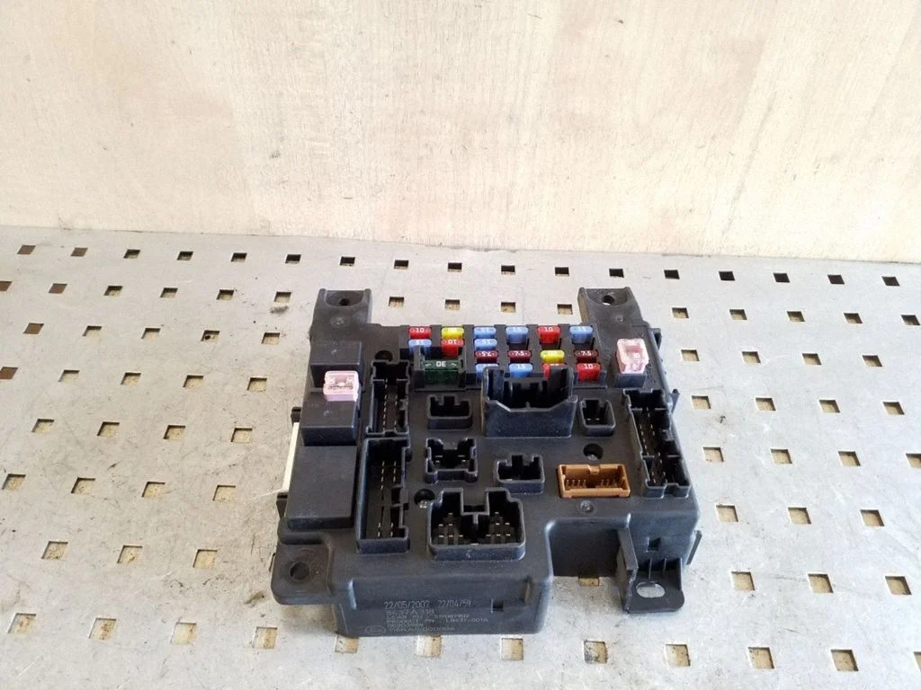 Fuse box set – Mitsubishi Outlander (2001-2007)