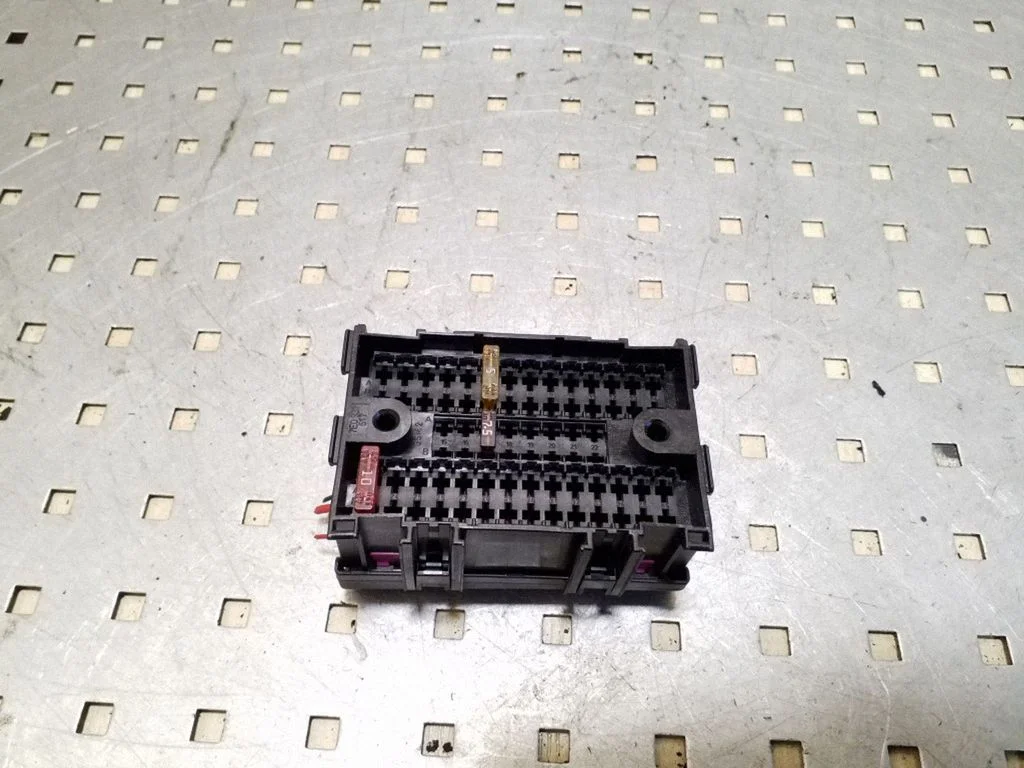 Fuse box set 7E0937617