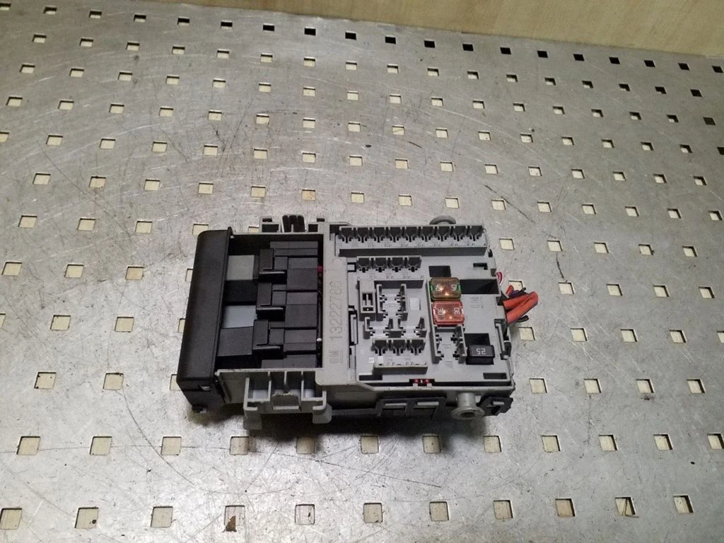 Fuse box set 13222786
