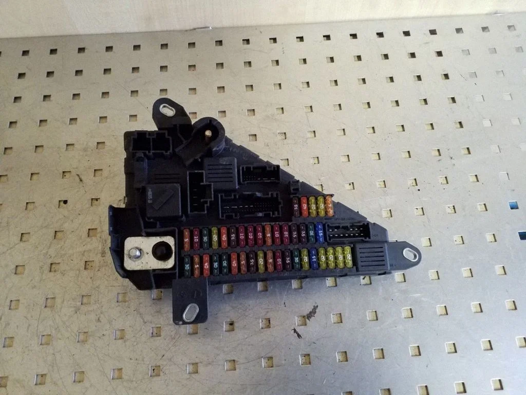 Fuse box set 913883001