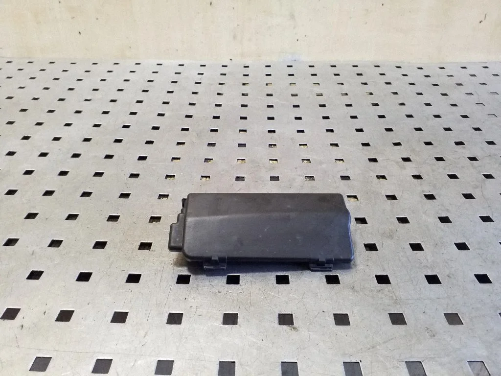 Fuse box cover – Volvo XC70 (2014-2016)