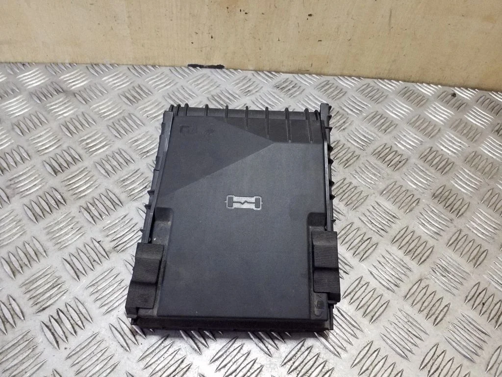 Fuse box cover – Audi A3 S3 8P (2003-2012)
