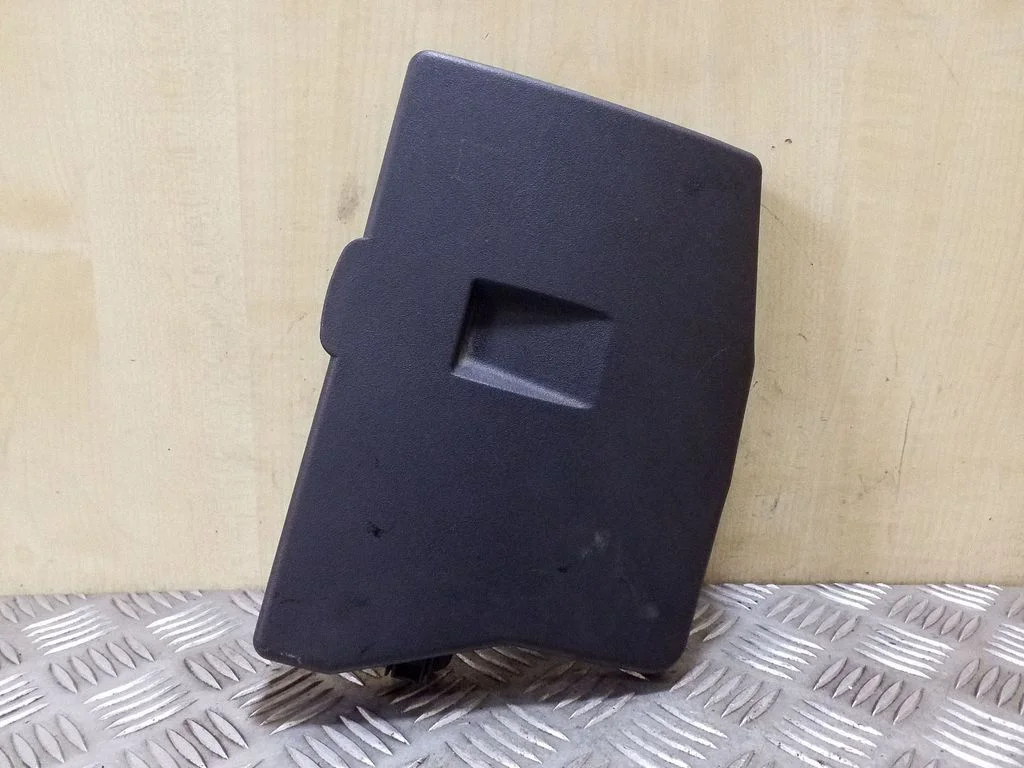 Fuse box cover – Toyota Avensis T270 (2012-2015)