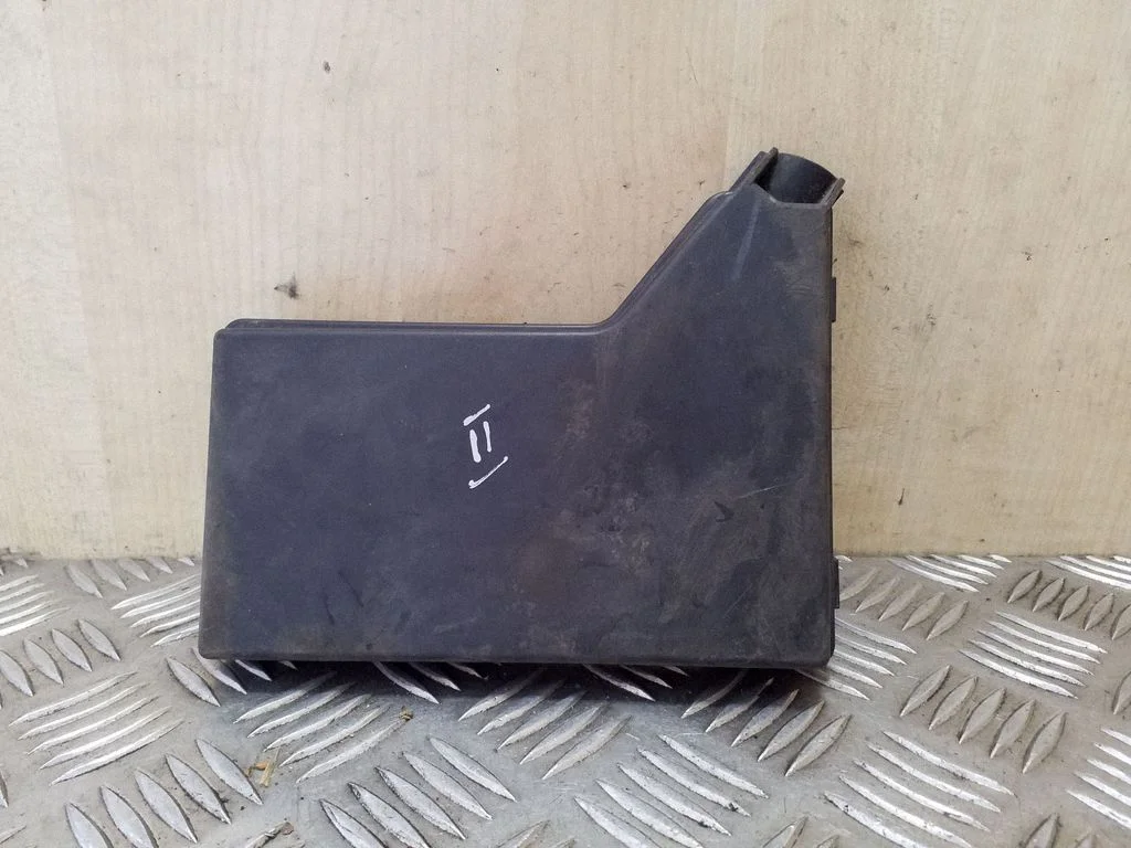Fuse box cover – Nissan Qashqai+2 (2010-2014)