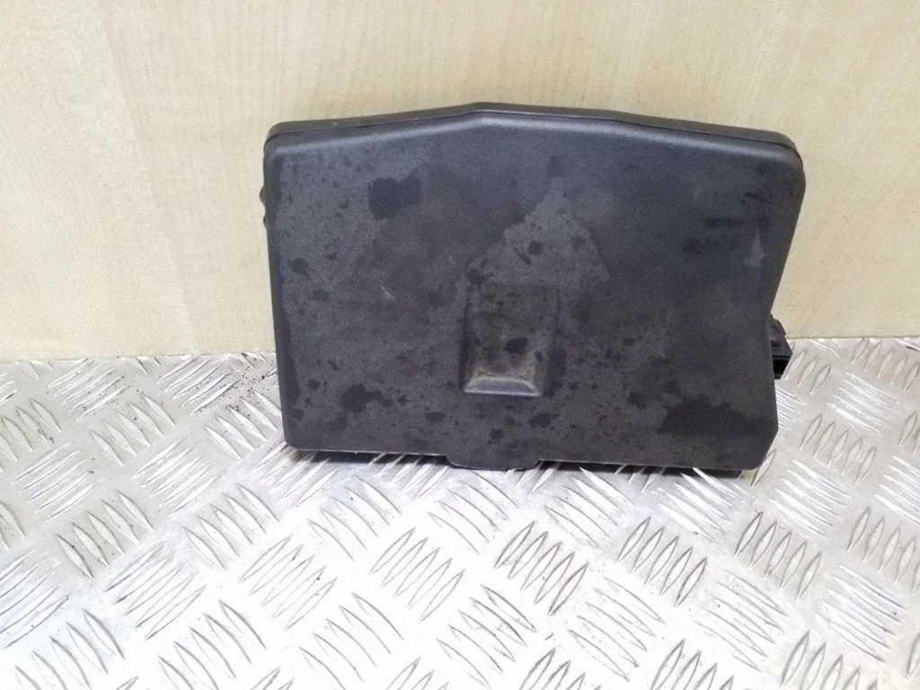 Fuse box cover – Toyota Avensis T270 (2009-2012)