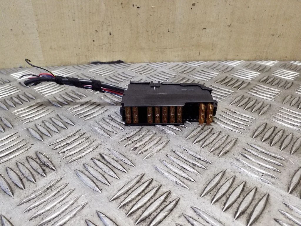 Fuse module – Audi Q5 SQ5 8R (2008-2017)