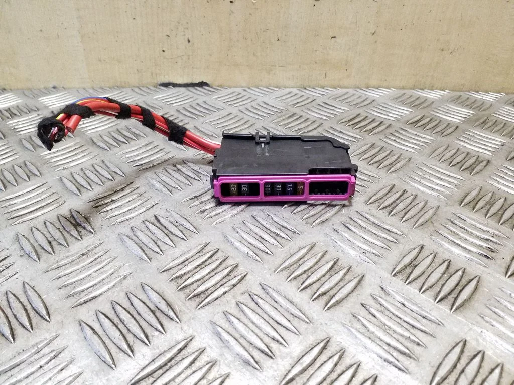 Fuse module – Audi Q5 SQ5 8R (2008-2017)
