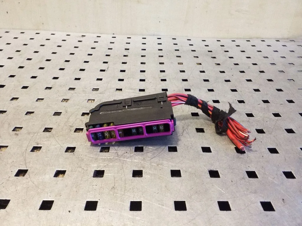 Fuse module – Audi Q5 SQ5 8R (2008-2017)