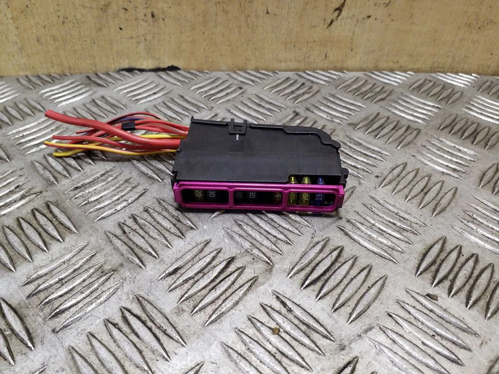 Fuse module – Audi A4 Allroad B8 (2008-2016)