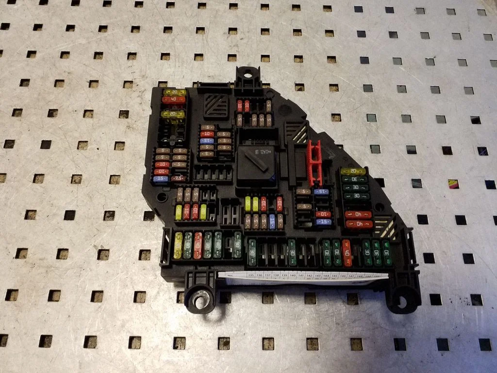 Drošinātāju bloks – BMW 5. sērija F10 F11 (2009-2016)