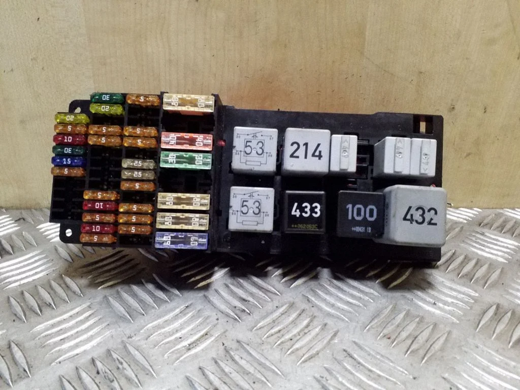 Fuse module – Volkswagen Phaeton (2002-2016)