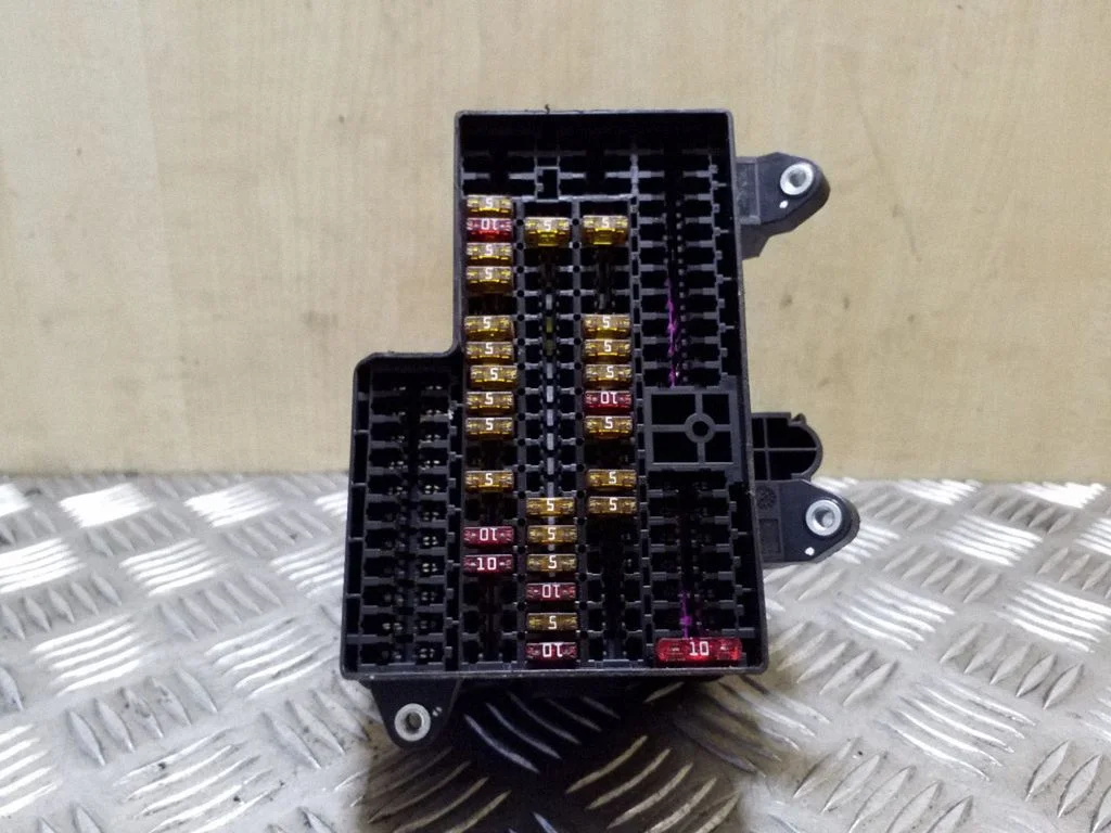 Fuse module – Volkswagen Phaeton (2002-2016)