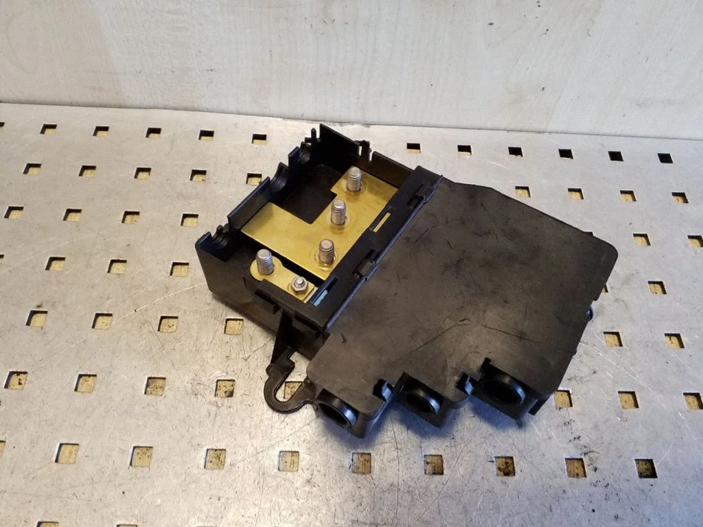 Fuse module – Volkswagen Phaeton (2002-2016)