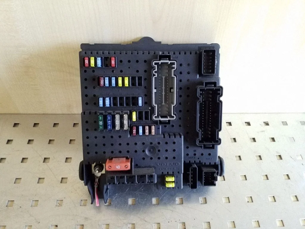 Drošinātāju bloks – Volvo XC90 (2003-2006)