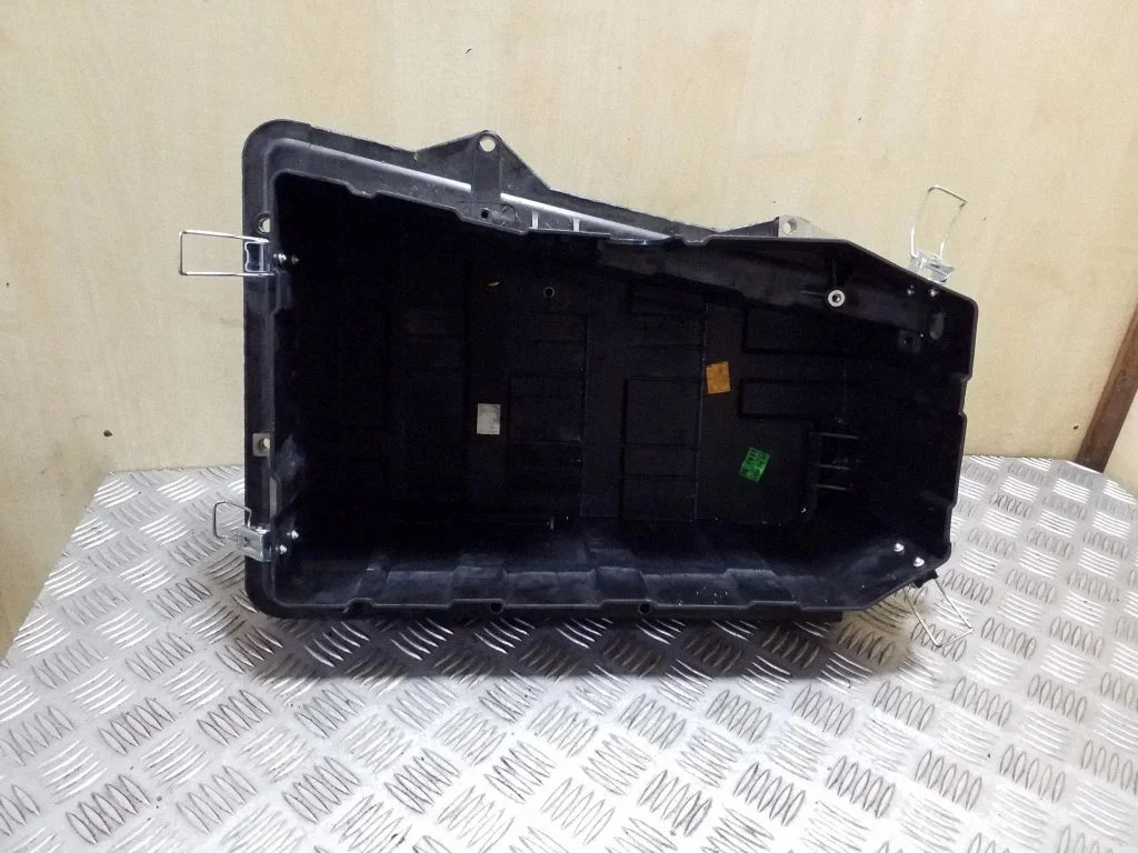 Battery box tray – Volkswagen Touareg II (2010-2018)