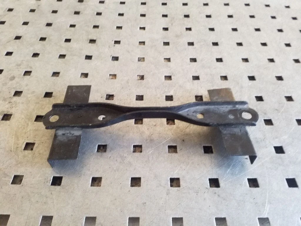 Battery bracket – Toyota RAV 4 (XA20) (2000-2005)