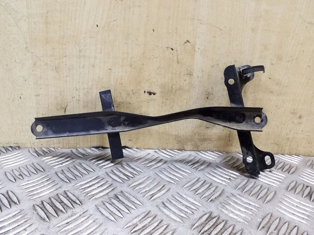 Battery bracket – Toyota RAV 4 (XA30) (2006-2016)