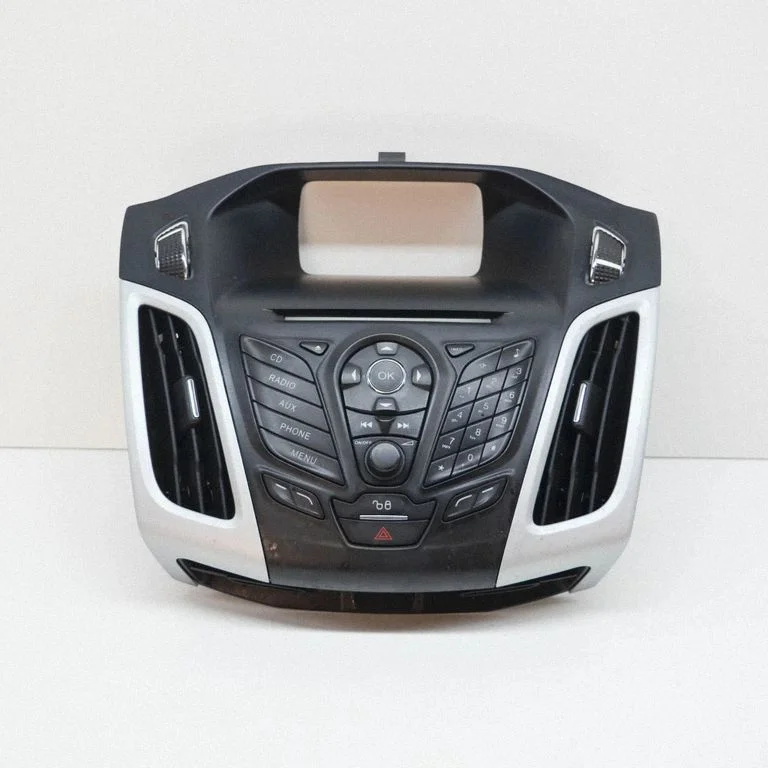 Raadio/navigatsiooni viimistlus – Ford Focus (2010-2017)