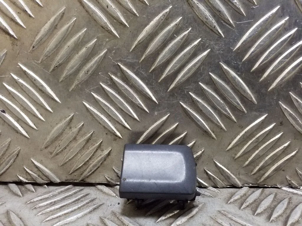 Cita salona detaļa 8L0941515A