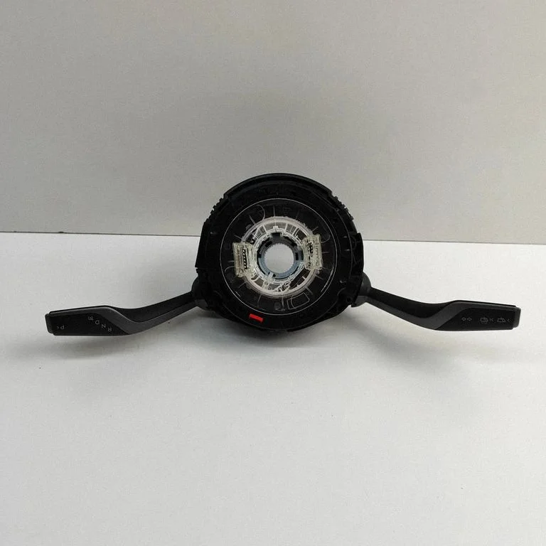 Pagriezienu/gaismu svira – Tesla Model Y (2020-)