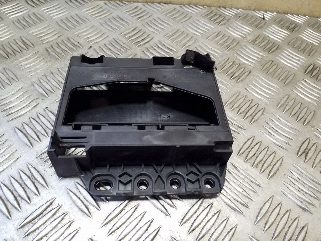 Cita salona detaļa 3C0907348B