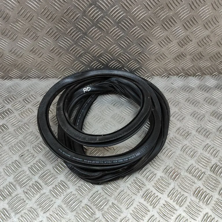 Priekšējā blīvgumija (uz durvīm) 80A831721D