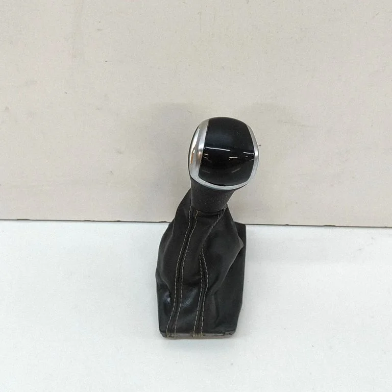 Pārnesumu pārslēga sviras apdare (āda, poga) 83B713139C