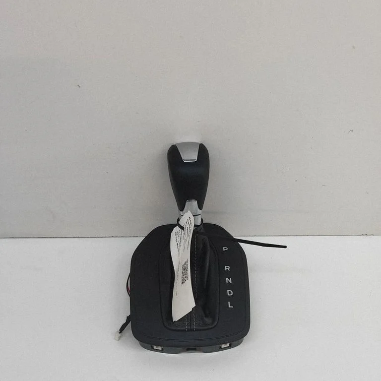 Pārnesumu pārslēga sviras apdare (āda, poga) M1TP7K004