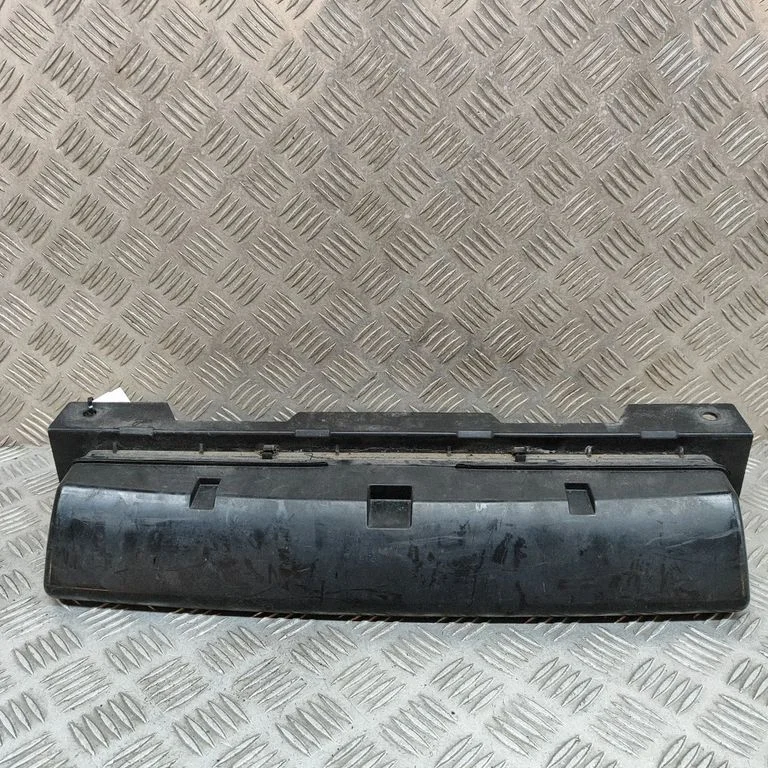 Radiatoru paneļa augšējā daļa J8A29H700AB