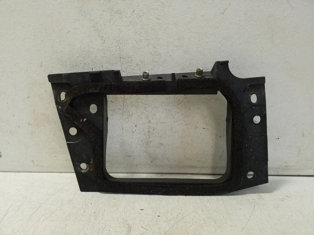 Muu mootoriruumi osa 8X2312A659AE