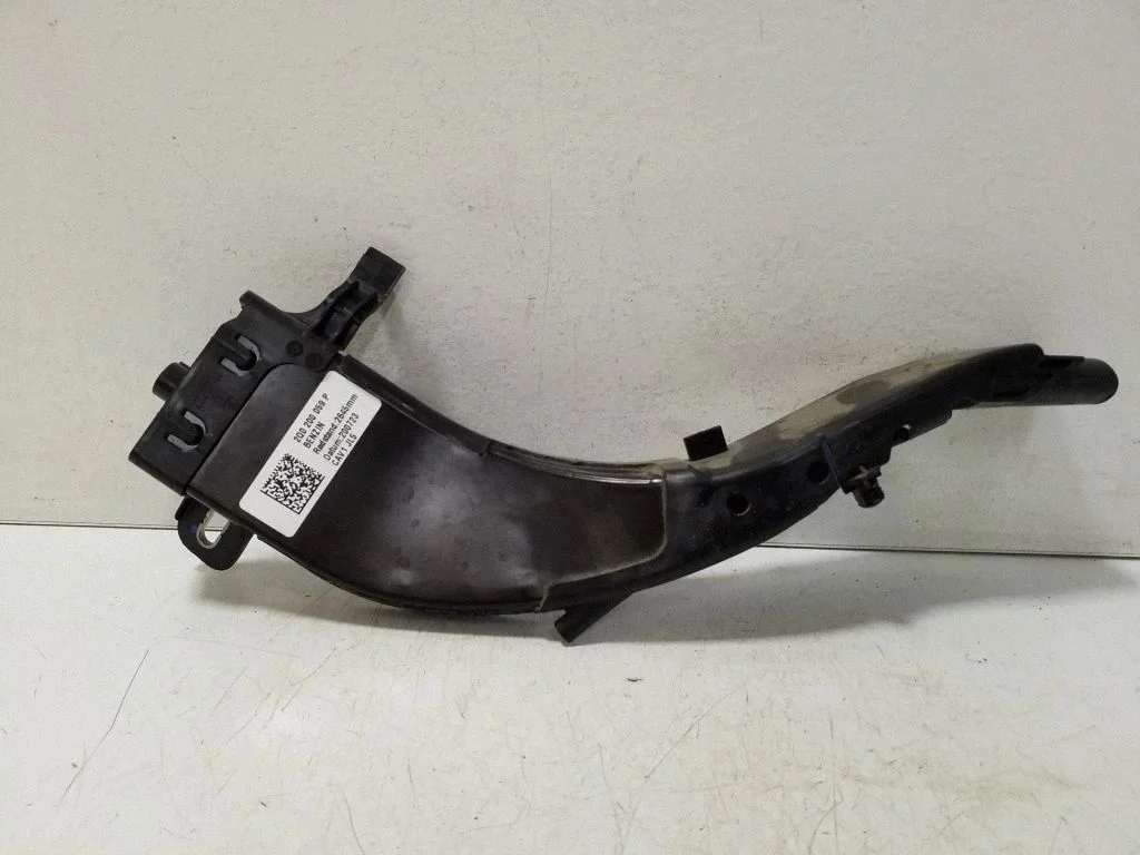 Cita motora nodalījuma detaļa 2Q0200059P