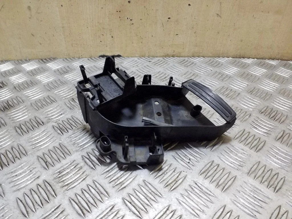 Other engine bay part 8J0971615B