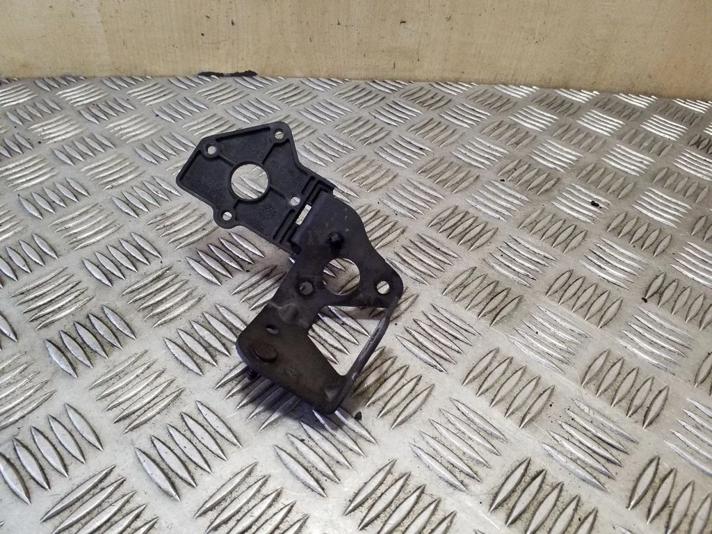 Cita motora nodalījuma detaļa 8K0971502AN