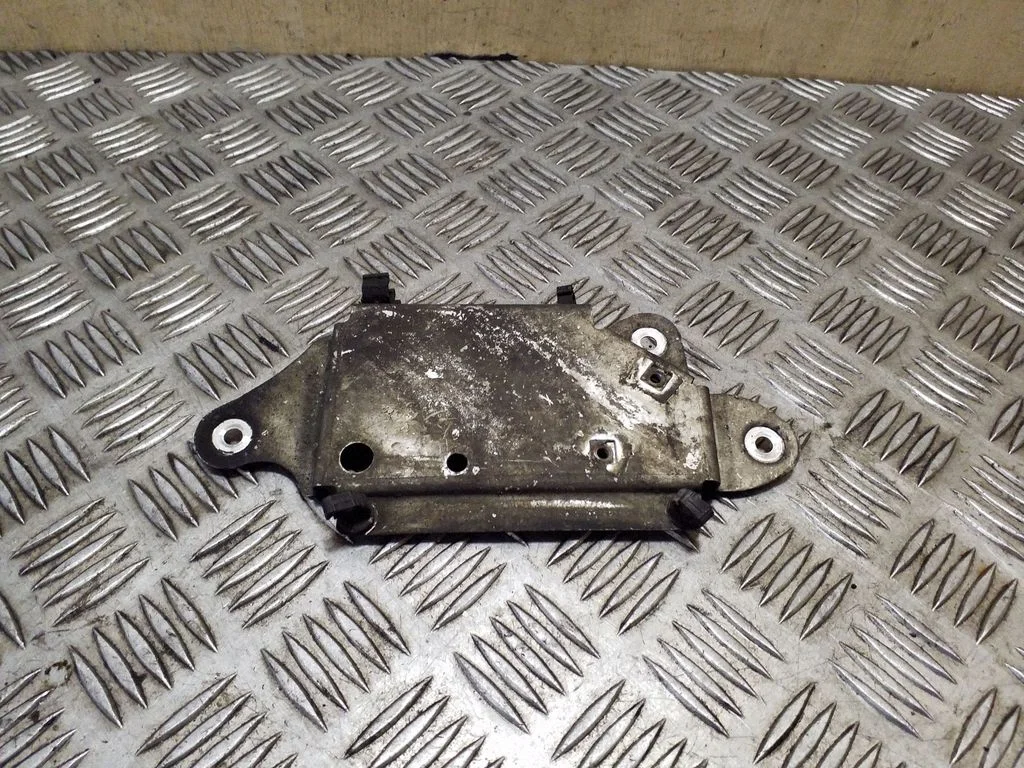 Cita motora nodalījuma detaļa 7L8199253A