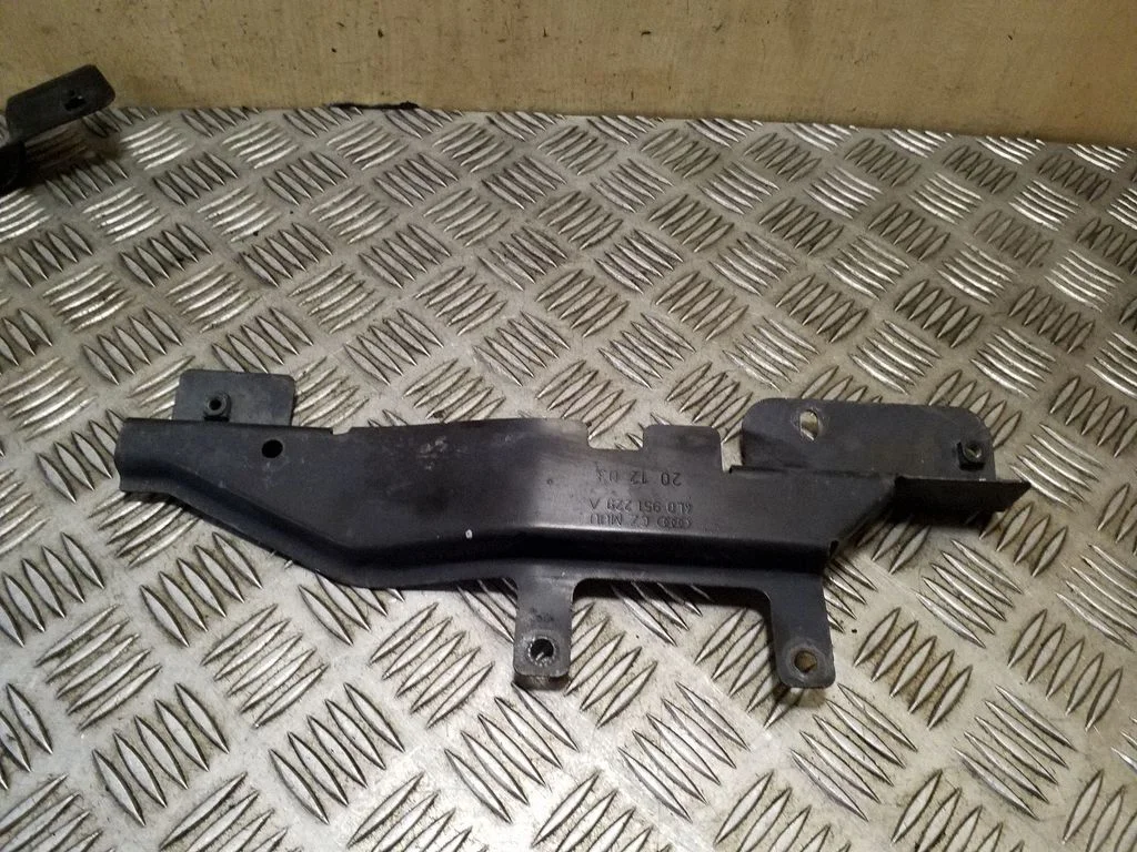 Cita motora nodalījuma detaļa 4L0915229A