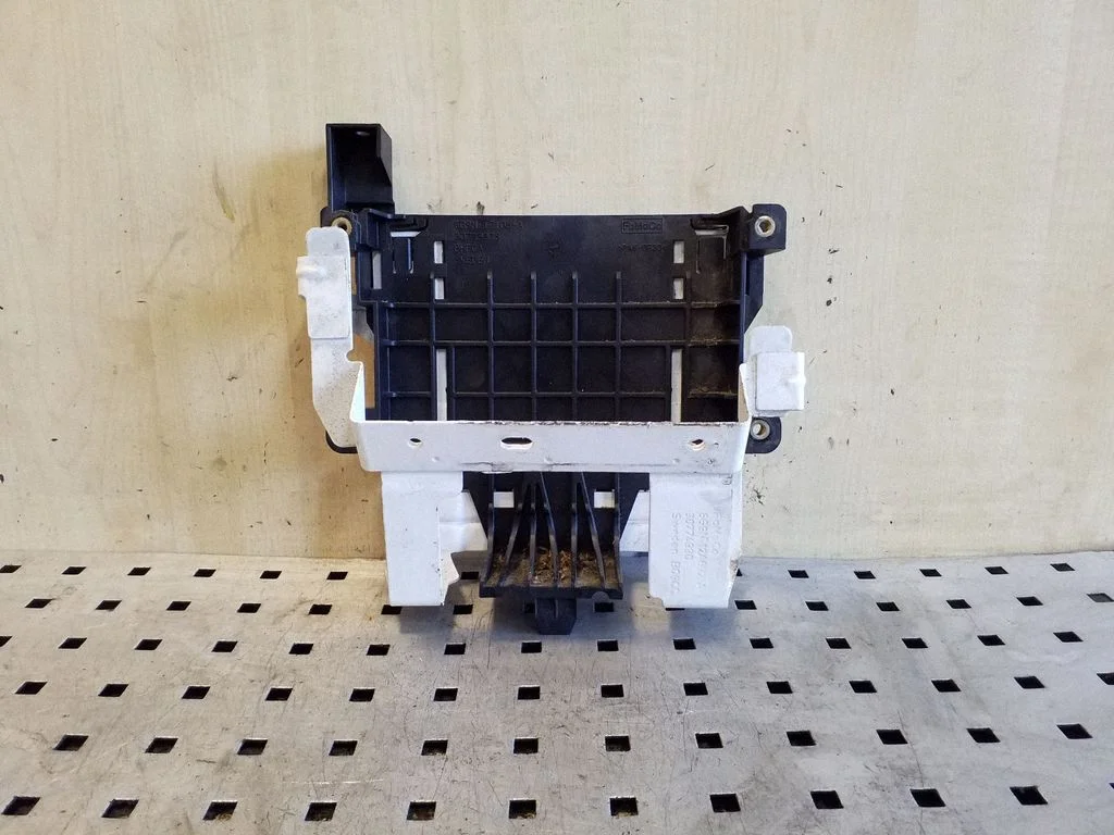 Cita motora nodalījuma detaļa 6G9N17108A