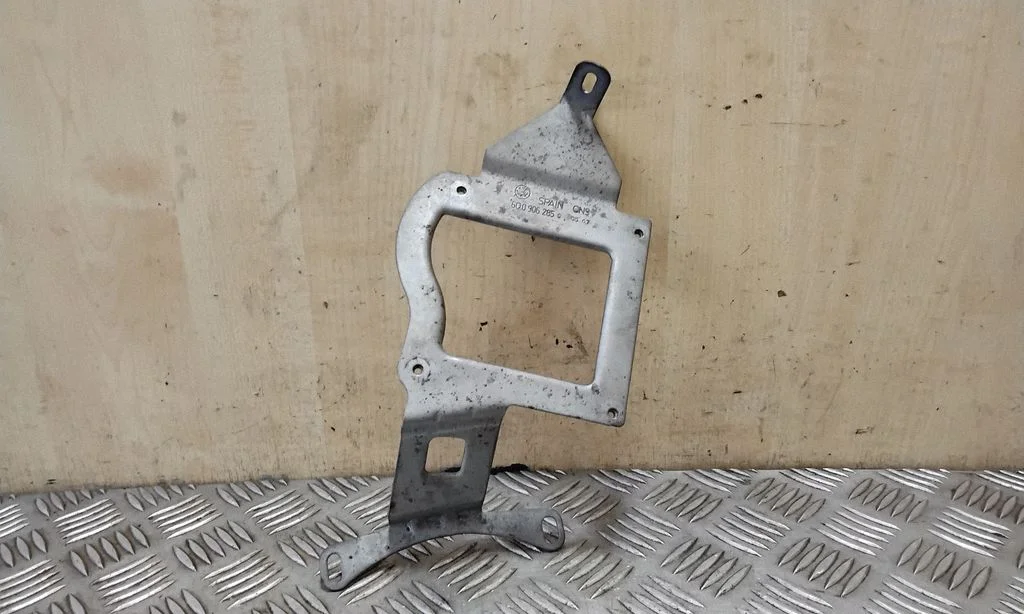 Other engine bay part – Volkswagen Polo IV 9N3 (2005-2009)