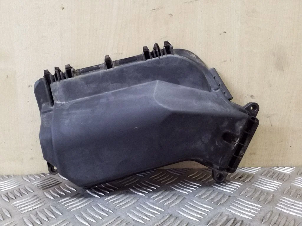 Cita motora nodalījuma detaļa 8K2907613A