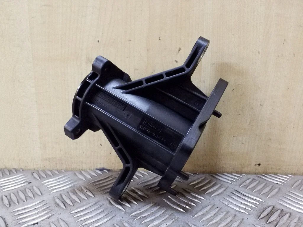 Kita variklio skyriaus detalė