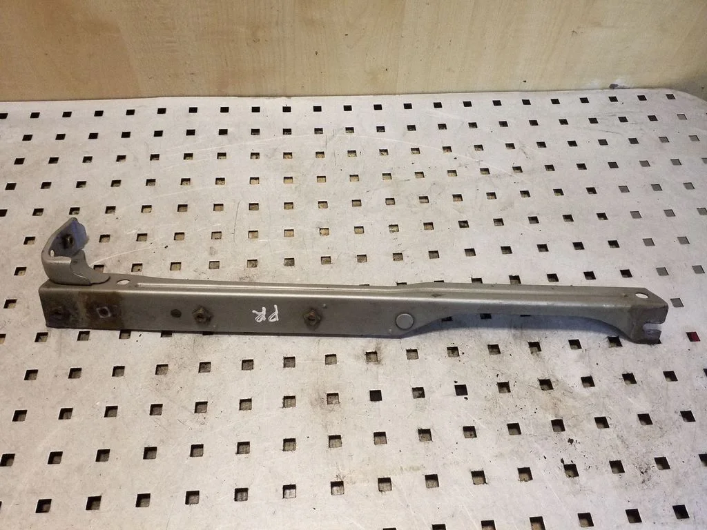 Kita variklio skyriaus detalė