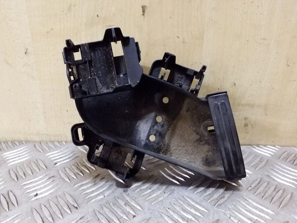 Other engine bay part 8J0971615B
