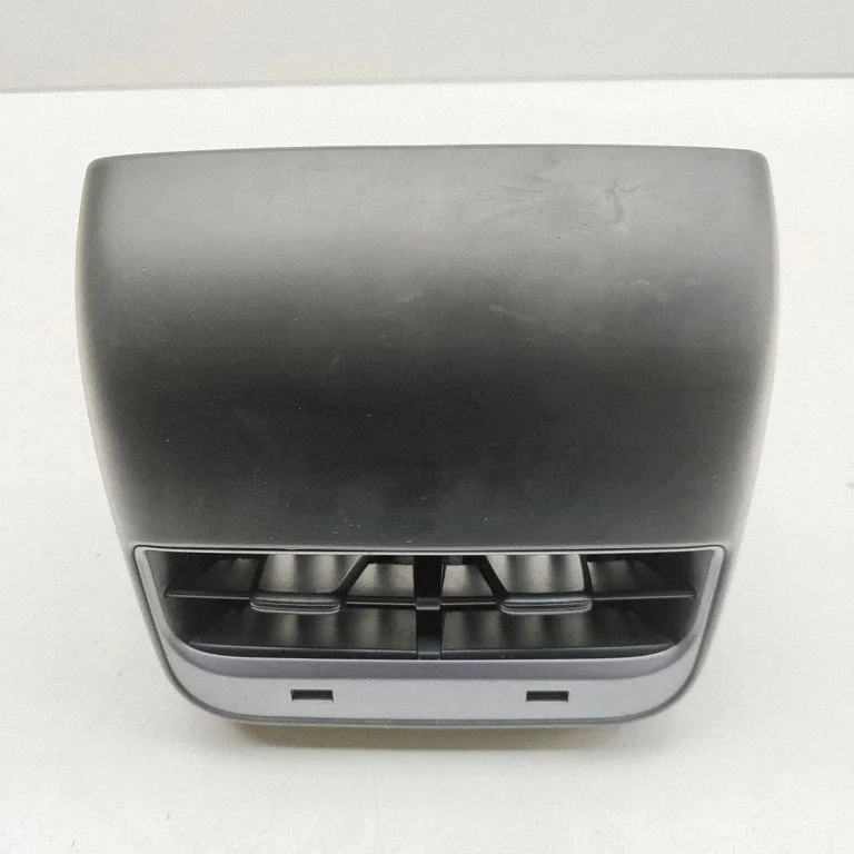 Cita centrālās konsoles (tuneļa) detaļa – Tesla Model S (2012-)