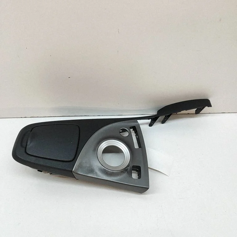 Cita centrālās konsoles (tuneļa) detaļa 5562547040