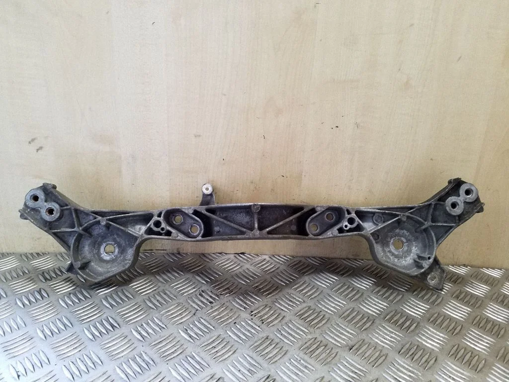 Rear differential/diff mount bracket 3404621