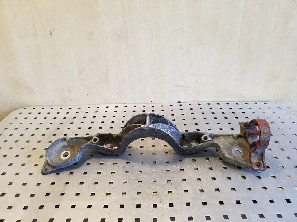 Rear differential/diff mount bracket 1095990
