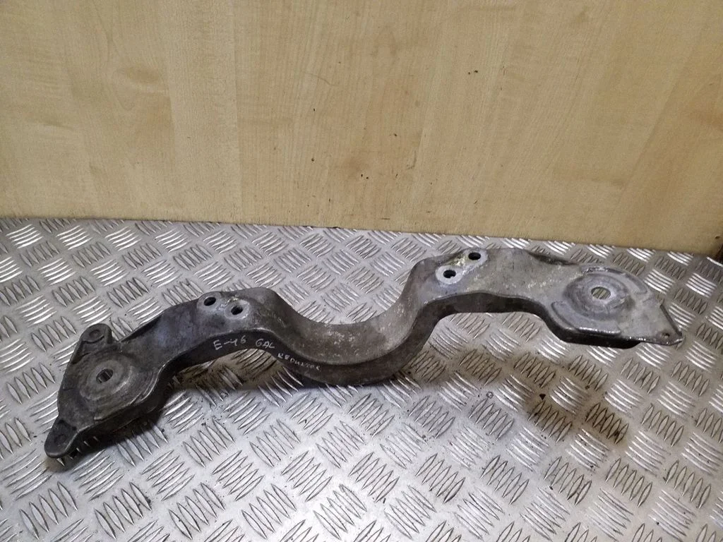 Rear differential/diff mount bracket