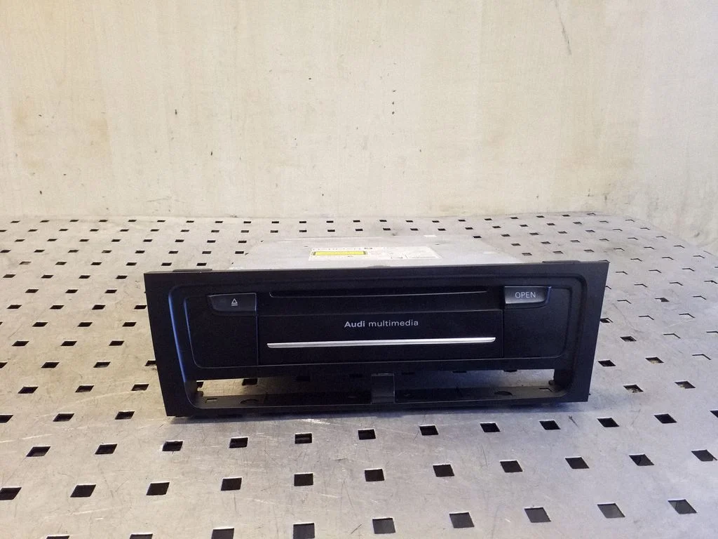Radio/CD/DVD/GPS head unit 8T2035670K