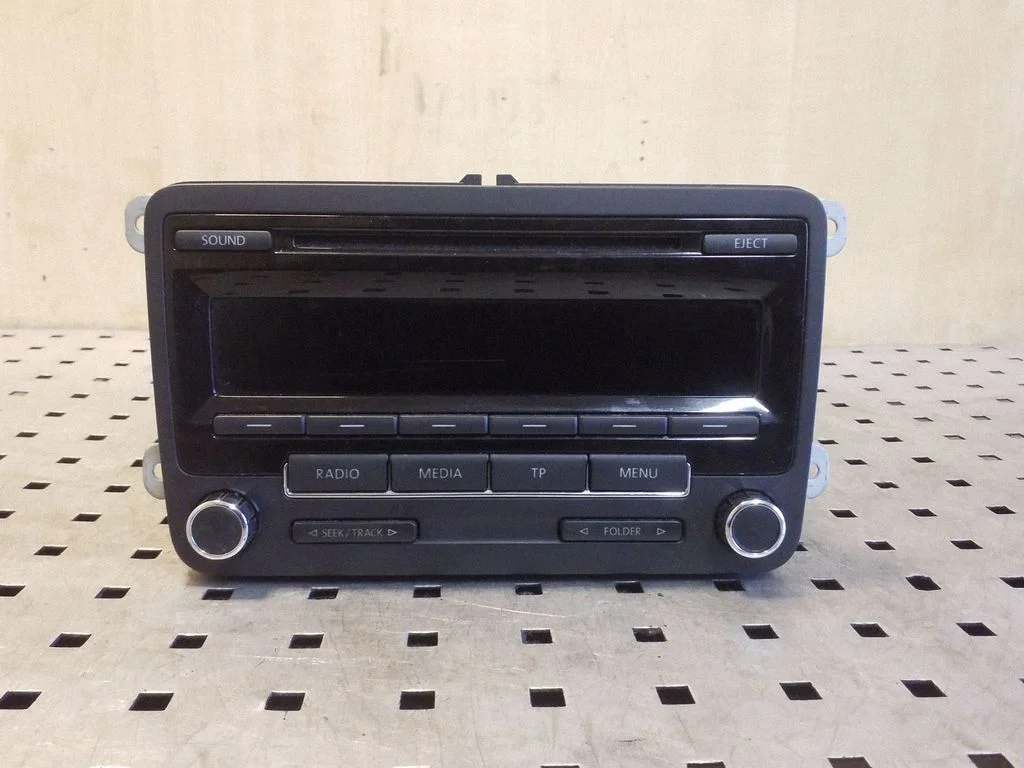 Radio, odtwarzacz CD/DVD, nawigacja 6JA035186