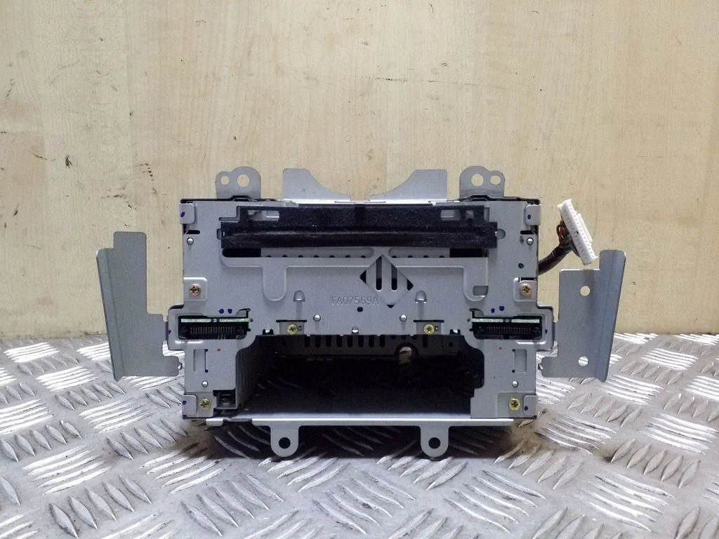 Radio/CD/DVD/GPS head unit GJ6G66DSXC02